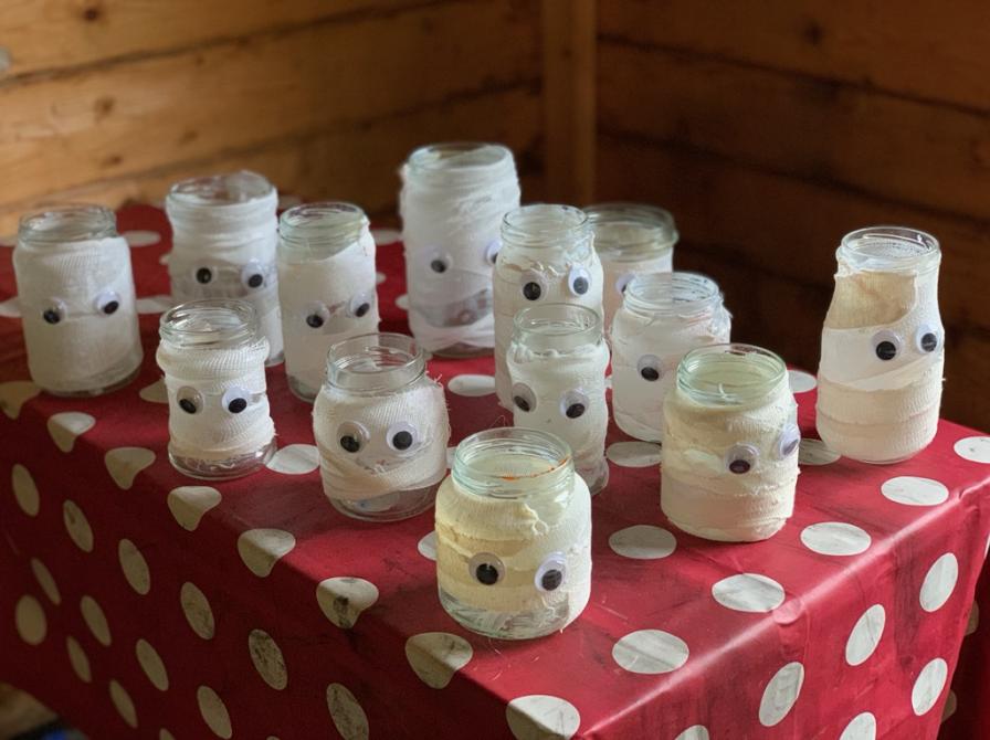 Lav mumielanterner på biblioteket i efterårsferien.